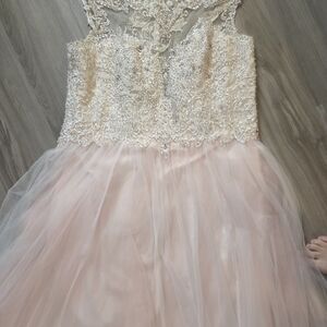 Elegant Lace and Tulle Wedding Dress